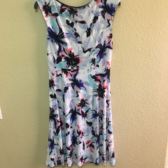 Cute Floral dress - Picture 6 of 6